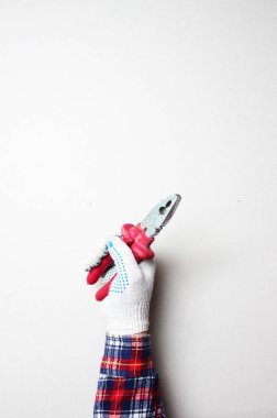 İnşaat kerpeteni kırmızı eldivenli el.