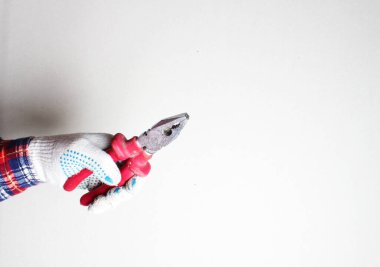 İnşaat kerpeteni kırmızı eldivenli el.