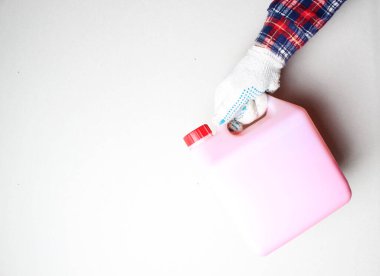 Işık arkaplan üzerinde eldivenli pembe tüp.