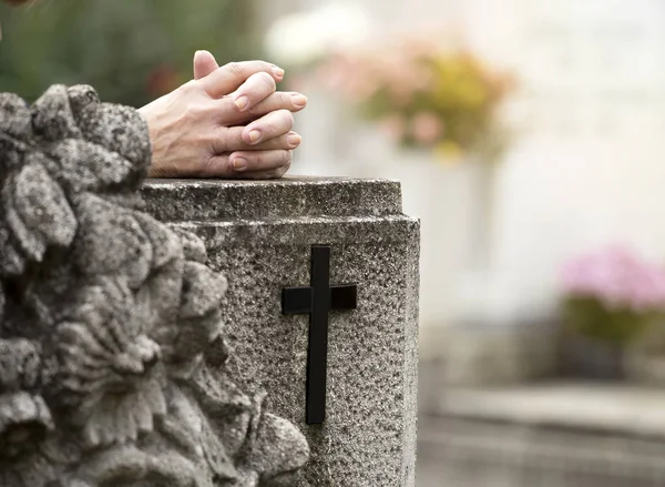 Orar en el cementerio —  Fotos de Stock