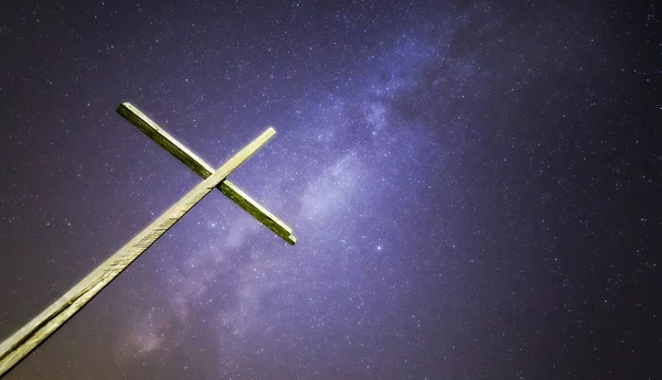 Wooden cross and Milky Way — Stock Photo, Image