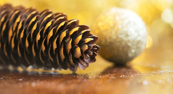 Tarjeta de Navidad fondo dorado — Foto de Stock