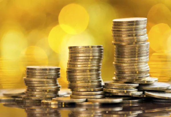 Poupar dinheiro - moedas de ouro — Fotografia de Stock
