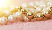 Perlový náhrdelník bílé a zlaté