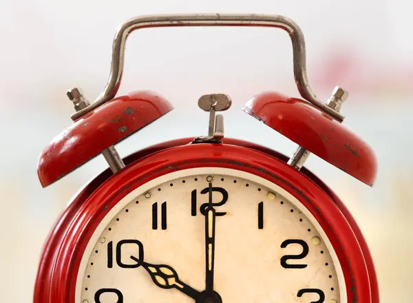 Saat - kırmızı alarm clock ayrıntıları. — Stok fotoğraf