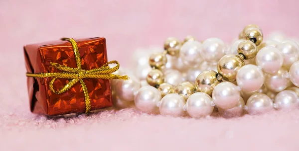 Caja de regalo de cumpleaños y perlas para mujer — Foto de Stock