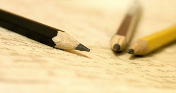 Концепція каліграфії - олівці на рукописному листі — стокове фото