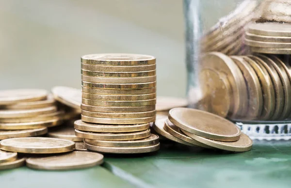Geld besparen - gouden munten close-up — Stockfoto