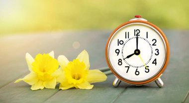Günaydın kavramı - çiçek ve çalar saat