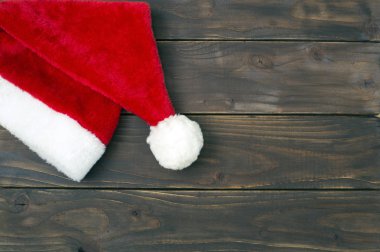 Noel Baba şapkası ahşap bir arka planda fotokopi alanı ile