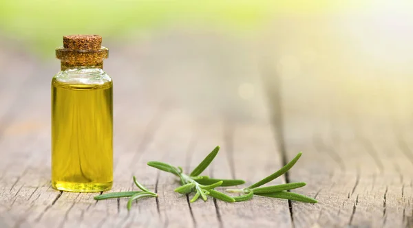 Aceite esencial de hierba en una botella pequeña, banner web — Foto de Stock