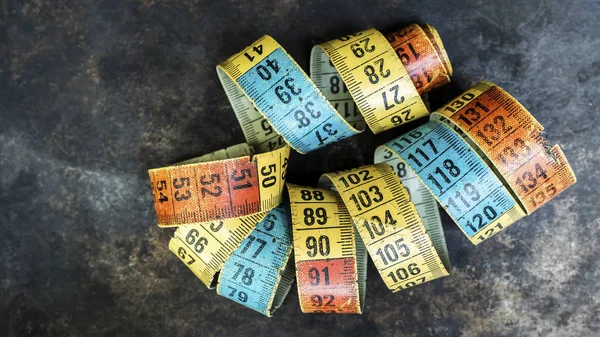 Conceito de dieta, fita métrica colorida em fundo de metal — Fotografia de Stock