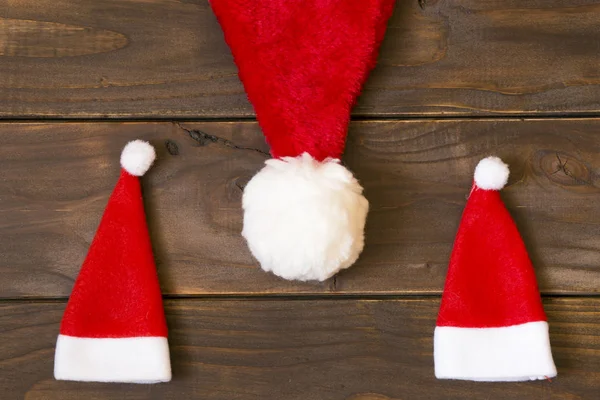 コピースペースと木製の背景にクリスマスのサンタの帽子 — ストック写真