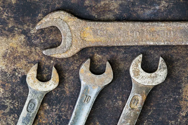 Herramientas de carpintería vintage, llaves de diferentes tamaños en grunge backg — Foto de Stock