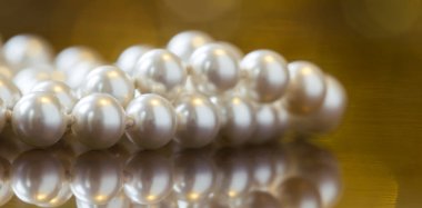 Sevgililer günü hediyesi, altın tepside beyaz inci mücevher.