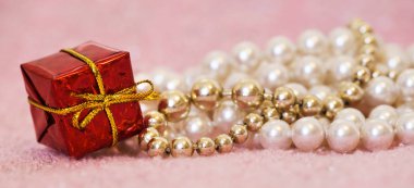 Noel alışverişi, beyaz ve altın kolye mücevher hediyeleri,