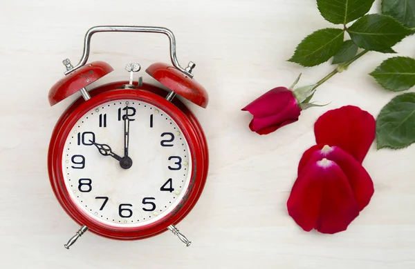 バレンタインデータイム、赤いバラの目覚まし時計 — ストック写真