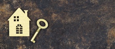 Ev sigortası konsepti, altın anahtarlı ev şekli, web pankartı