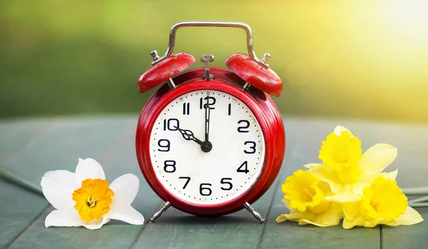 春天的到来，日光节约时间的概念，闹钟和e — 图库照片