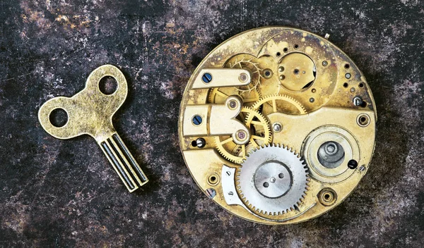 Vintage sleutel en gouden horloge uurwerk mechanisme, versnellingen, timing, t — Stockfoto