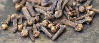 Organik aromatik baharatların web pankartı, karanfil grubu, metal arka planda yakın plan