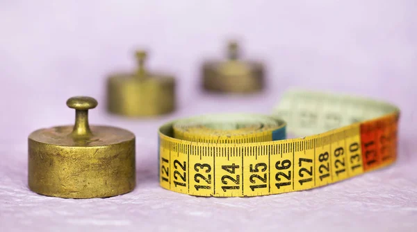 重量損失 食事のコンセプト ヴィンテージレトロ銅の重みとテープ測定 ウェブバナー — ストック写真
