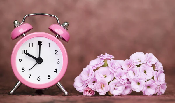 Reloj Despertador Rosa Flores Con Espacio Para Copiar Primavera Concepto —  Fotos de Stock