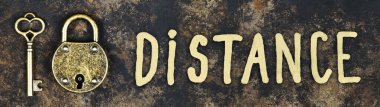 Sosyal uzaklık, ev karantina konsepti, anahtar ve kilit kilit ve uzaklık kelimesi, web pankartı