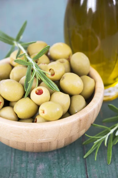 Aceitunas Verdes Frescas Saludables Con Romero Aceite Virgen Una Botella — Foto de Stock