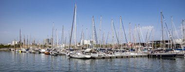 Yat ve yelkenli Barcelona Port Vell demirleyen