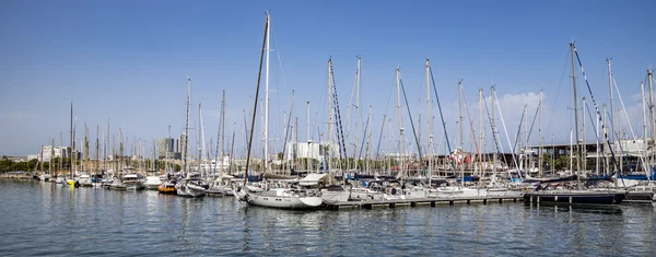 Yachts et voiliers amarrés dans le Port Vell de Barcelone — Photo