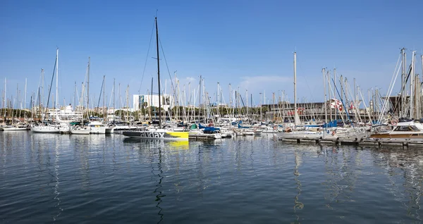 Yates y veleros amarrados en el Port Vell de Barcelona — Foto de Stock