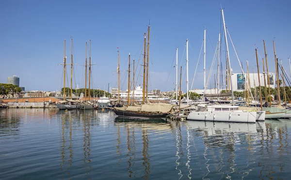 เรือยอชท์และเรือใบจอดอยู่ใน Port Vell ของบาร์เซโลนา — ภาพถ่ายสต็อก