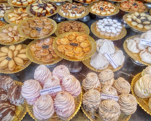 Sobremesas de merengue em pastelaria — Fotografia de Stock