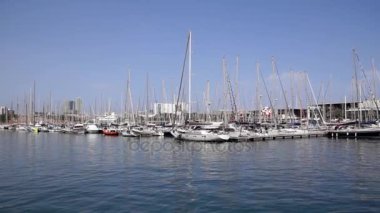 Yat ve yelkenli Barcelona Port Vell demirleyen