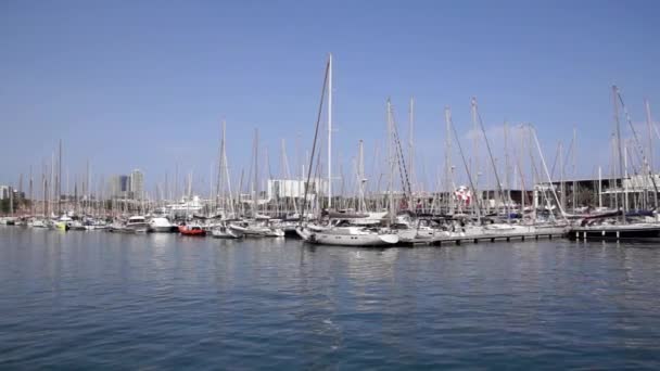 Yachten und Segelboote im Hafen von Barcelona festgemacht — Stockvideo