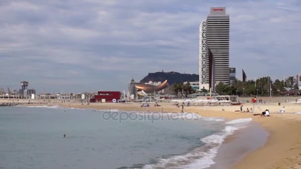 Пляж Barceloneta в Барселоне, Испания — стоковое видео