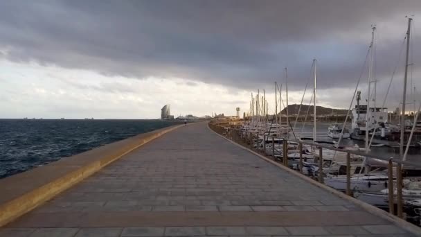 Promenade langs Port Vell van Barcelona — Stockvideo