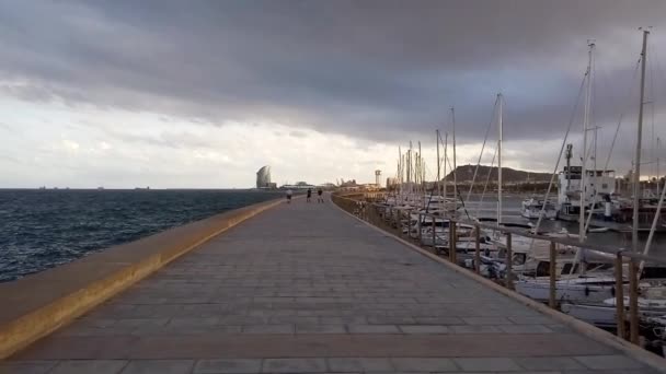 Promenade entlang port vell von barcelona — Stockvideo