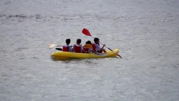 Gente navegando en kayak en el mar — Vídeos de Stock