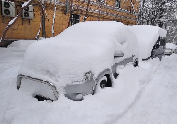 Cars under the snow — Stock Photo, Image