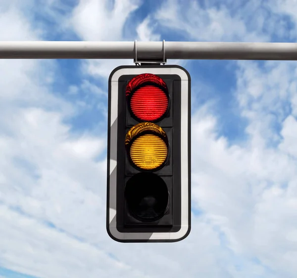 Traffic light - röd-gul mot himlen — Stockfoto