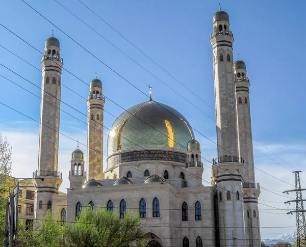 Almaty- Mezquita con cúpula dorada — Foto de Stock
