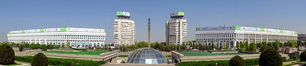 Almati - a Köztársaság tér - panoráma — Stock Fotó