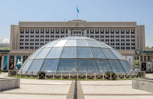Almaty - L'edificio dell'amministrazione comunale — Foto Stock