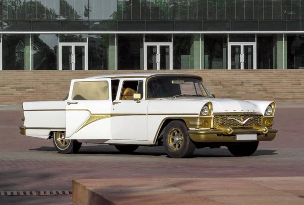 Almatı - Sovyet retro araba Chayka — Stok fotoğraf