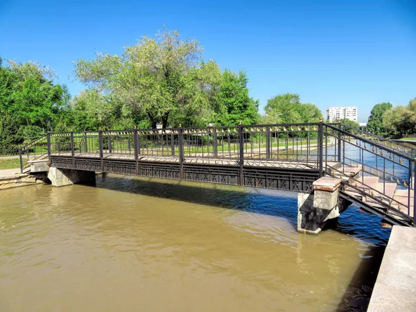 Alma-Ata - brug over rivier de Esentai — Stockfoto