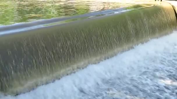 Cascada de cascada en el río — Vídeos de Stock