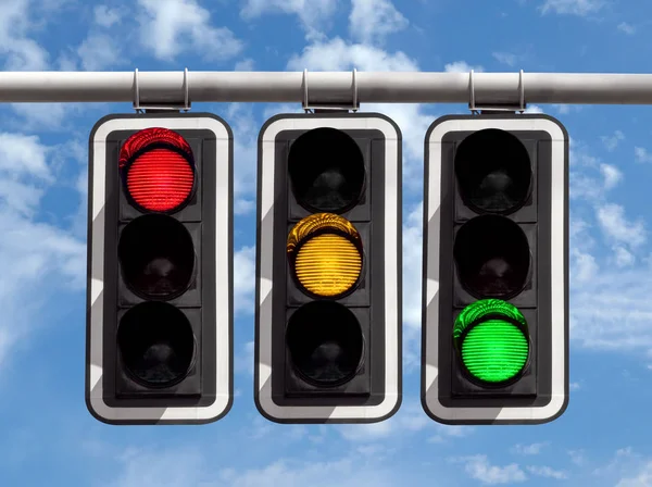 Verkeerslichten - rood geel groen tegen hemel Rechtenvrije Stockfoto's