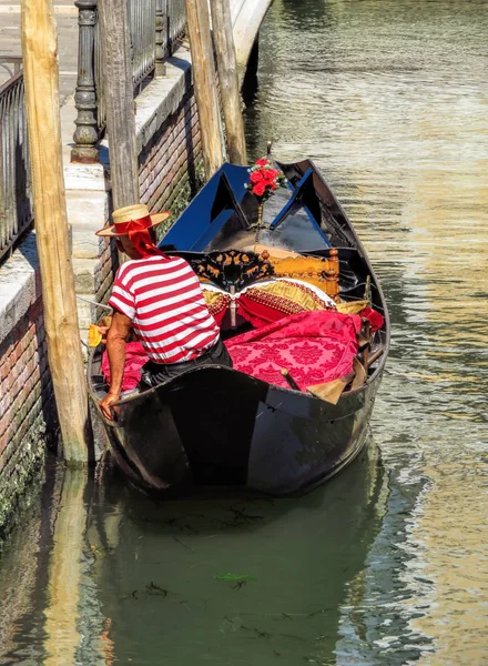 Venedik - şair gondol içinde — Stok fotoğraf